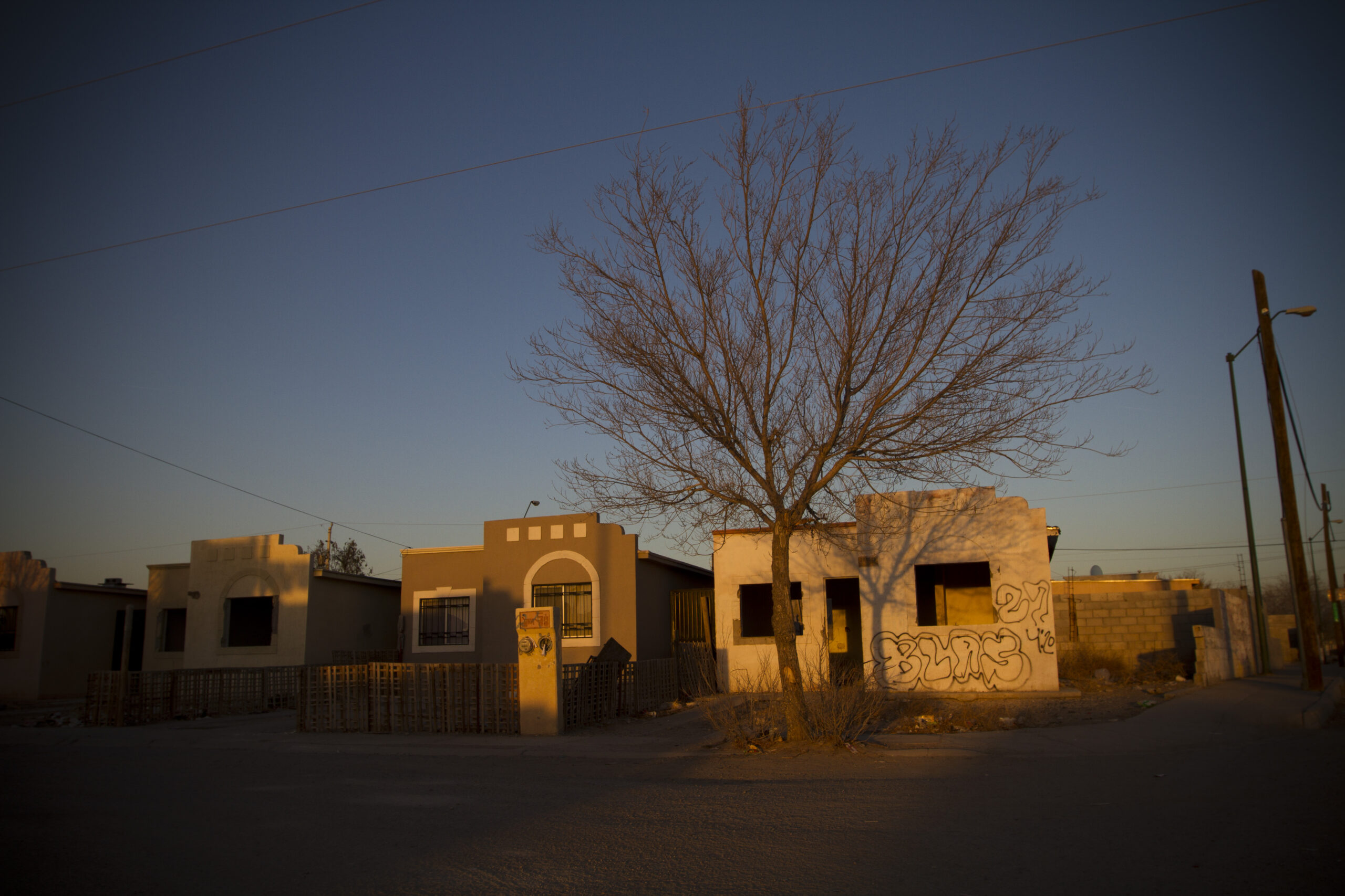 El camino de la ausencia es una  serie que  hace referencia a los espacios que han dejado de  ser habitados por que en esas zonas de Mxico se vivi una extrema violencia. Es un recorrido por comunidades, ciudades, casas y habitaciones que denotan una arqueologa urbana como restos de la barbarie. En la Imagen  una calle de Ciudad Jurez, Chihuahua. En esta ciudad se calcula que en 2010  hubo 115000  casos de desplazados por violencia. 

En Mxico el  desplazamiento o migracin actualmente no es para buscar una mejor vida, si no para salvaguardar la vida misma. Los comercios las carreteras del norte del pas son las mas peligrosas por la cifra de desapariciones de personas. 

Las siguientes imgenes son los interiores de las casas de familias con una persona desaparecida, las recamaras, habitaciones, y las condiciones de abandono de las pertenencias de  dos jvenes adolescentes desaparecidas en Tamaulipas y el Estado de Mxico.

La violencia y el narcotrfico va intimidando a la poblacin y las  comunidades que se van quedando como pueblos fantasma, San Jos de los Hornos esta ubicado en la sierra de Sinaloa (triangulo Dorado)  donde se han identificado disputas entre carteles del crimen organizado para la siembra de amapola y marihuana, la poblacin civil era reclutada para trabajar para los carteles quienes se opusieron se vieron obligados abandonar su lugar de origen 300 familias sufrieron desplazamiento por violencia en esta regin.