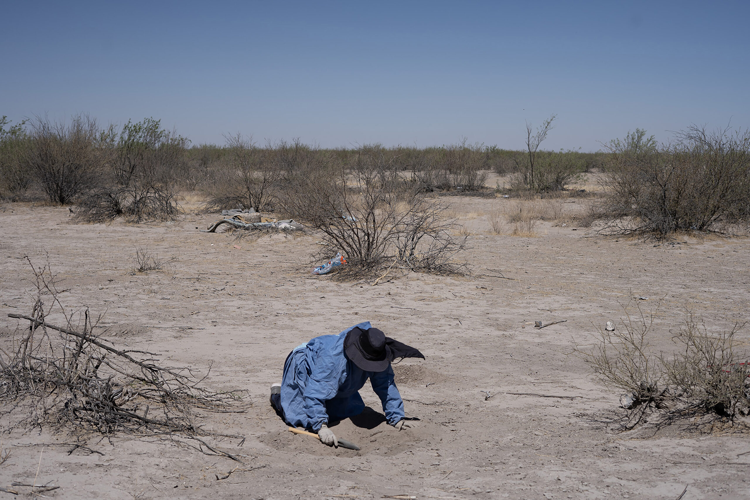 Silvia Ortiz is searching for her daughter Silvia Stephanie Sánchez Viesca Ortiz,
who disappeared on November 5, 2004. Since then, she has become a searching mother and has worked in the Patrocinio ejido, Coahuila, to locate human remains with the Vida Collective, April 2, 2025. In January 2013, I began documenting disappearances. At that time, there were 11,000 missing persons in Mexico; today there are more than 128,000. The crisis of violence and institutional negligence forces hundreds of mothers to search for their children in the most unexpected places in Mexico. I have accompanied the Vida Collective in Coahuila, in northern Mexico, for 12 years and have witnessed the transformation of Silvia Ortiz, its founder. The collective searches for human remains in a vast field they call the extermination camp. Organized crime incinerated the bodies and buried them in mass graves. The Vida Collective has handed over the remains found in each search to the authorities for identification.